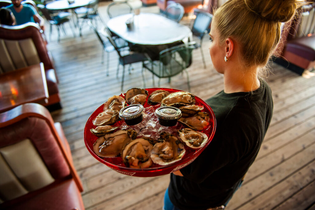 An employee delivers a plate of oysters at Pop's Place in Texarkana, Arkansas